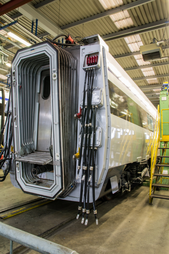 Inter-vehicle jumper system at a passenger coach