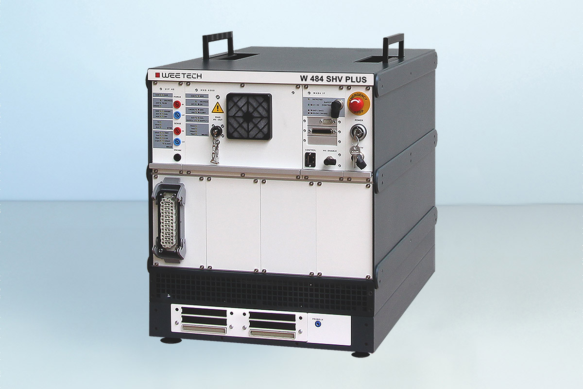 W 484 SHV PLUS tester, here equipped with 1 HV test point module (HAN 46 EE output connector, centre) as well as 2 LV test point modules (output connector according to DIN 41612, type C, bottom)